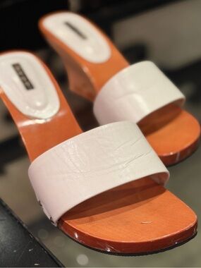 Hype white leather and wood wedge